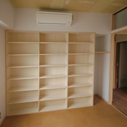 家具で仕切りをつくったマンションリノベ (寝室に作った壁一面の本棚と廊下の上の収納)