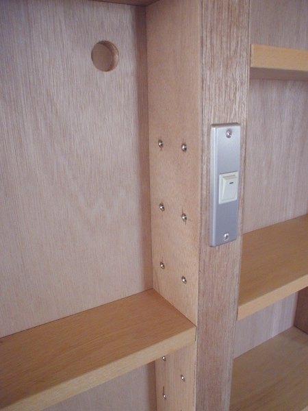 ベッドルーム事例：造作家具に組込んだスイッチ（家具で仕切りをつくったマンションリノベ）