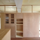 家具で仕切りをつくったマンションリノベの写真 スペースを大きく分ける収納棚1