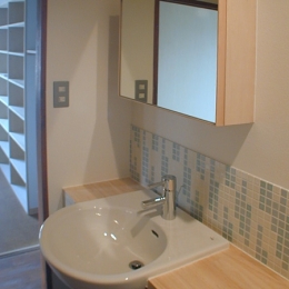 家具で仕切りをつくったマンションリノベ-モザイクタイルを使った洗面台