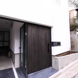 愛犬と暮らす家　地下室のあるOUCHI-13-アプローチ・スライド式玄関ドア