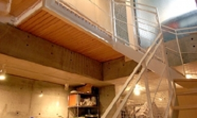 空とともに暮らす家 (地階へ行く階段室)
