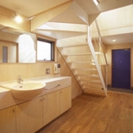 ヒノキの床の心地よい 2階リビング-廊下に設置した洗面スペース