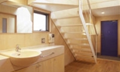 廊下に設置した洗面スペース｜ヒノキの床の心地よい 2階リビング