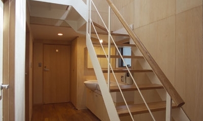 ヒノキの床の心地よい 2階リビング (1階の廊下から２階へ)