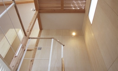 ヒノキの床の心地よい 2階リビング (階段を見上げるとロフトが)
