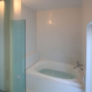 仙台　SOHOの家　OUCHI-18の写真 50角タイル貼りのバスルーム