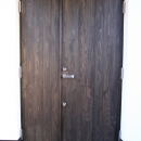 仙台　SOHOの家　OUCHI-18の写真 杉板縦張のオーダー玄関ドア
