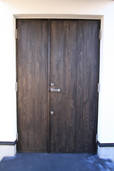 杉板縦張のオーダー玄関ドア (仙台　SOHOの家　OUCHI-18)
