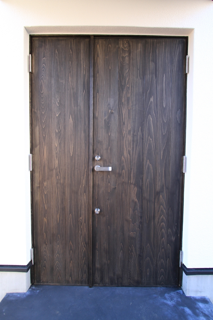 アウトドア事例：杉板縦張のオーダー玄関ドア（仙台　SOHOの家　OUCHI-18）