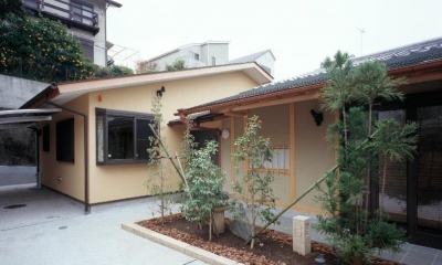 平屋 和風モダンの家　　築60年の一部を残した住宅の建て替え (外観／手前が既存建物、奥が増築部分)
