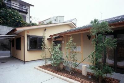 平屋 和風モダンの家　　築60年の一部を残した住宅の建て替え (外観／手前が既存建物、奥が増築部分)