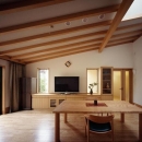 平屋 和風モダンの家　　築60年の一部を残した住宅の建て替えの写真 リビング／勾配天井