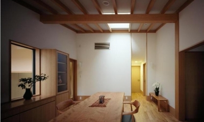 リビング／トップライト　奥は寝室｜平屋 和風モダンの家　　築60年の一部を残した住宅の建て替え