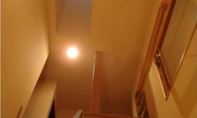 犬と共に暮らす家　　室内に光を届けるリノベーション (階段／回転窓と天窓)