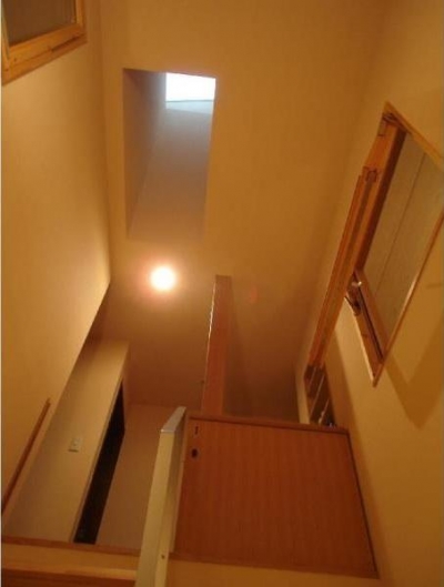 階段／回転窓と天窓 (犬と共に暮らす家　　室内に光を届けるリノベーション)