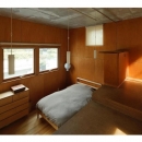 ローコストリノベーション　　無機質空間から木質空間への写真 寝室／壁：シナベニヤ柿渋塗装　床：杉板