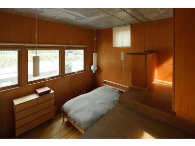寝室／壁：シナベニヤ柿渋塗装　床：杉板 (ローコストリノベーション　　無機質空間から木質空間へ)