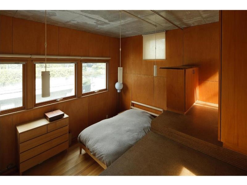 ベッドルーム事例：寝室／壁：シナベニヤ柿渋塗装　床：杉板（ローコストリノベーション　　無機質空間から木質空間へ）