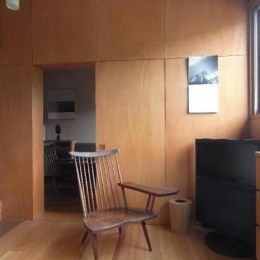 ローコストリノベーション　　無機質空間から木質空間へ-寝室／壁：シナベニヤ柿渋塗装　床：杉板