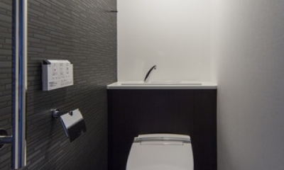 トイレ｜要望を叶えた大空間には収納もたっぷり。ホテルライクに暮らせる、洗練のデザイン空間