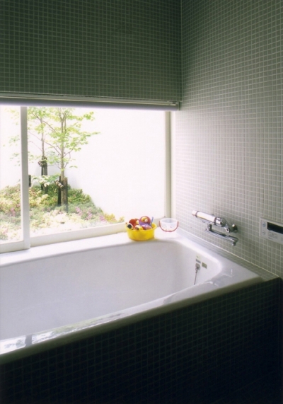 窓を開けて快適換気 大きな窓のあるお風呂 Suvaco スバコ