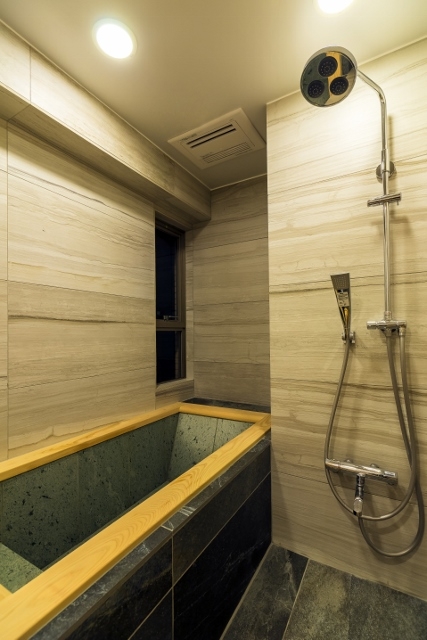 QUALIA「高級旅館の内風呂のような浴室がある和とレトロな質感に包まれた住まい」