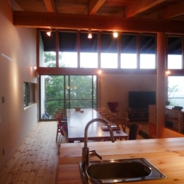 大自然の中で時間の流れを楽しむ家｜那須の週末住宅 (キッチンから屋外テラスを見る)