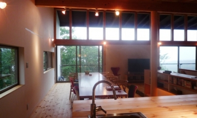 キッチンから屋外テラスを見る｜大自然の中で時間の流れを楽しむ家｜那須の週末住宅