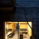 小間・広間・立礼席　　ＲＣ住宅の1階に和の空間の写真 中庭からの夜景