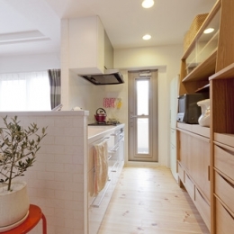 キッチン (柔らかな印象の無垢材を多用し、明るく、風通しよく、楽しい空間にリノベーション)