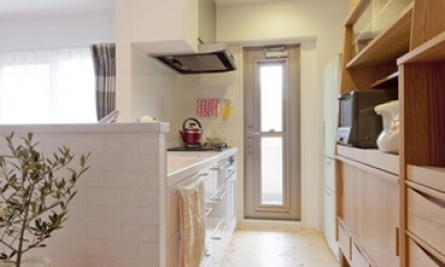 キッチン｜柔らかな印象の無垢材を多用し、明るく、風通しよく、楽しい空間にリノベーション