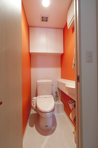バス/トイレ事例：トイレ（柔らかな印象の無垢材を多用し、明るく、風通しよく、楽しい空間にリノベーション）