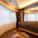 札幌の夜景が一望でき、 自然に包まれた 贅沢なマンションリノベーションの写真 主寝室