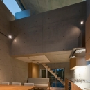 MKR　[地下２階地上２階の家]　自邸の写真 デザイン性のあるリビング（夜間）