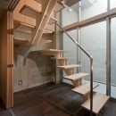 MKR　[地下２階地上２階の家]　自邸の写真 光を通す階段