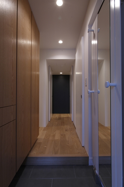 玄関ホールから延びる廊下 Mbu 新しい田の字プラン 玄関事例 Suvaco スバコ