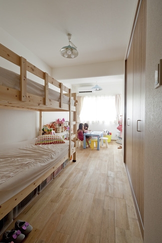 子供部屋事例：子供部屋（無垢フローリングって足ざわりが気持ち良い。モルタル仕上げのヴィンテージマンション リノベーション）