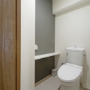 無垢フローリングって足ざわりが気持ち良い。モルタル仕上げのヴィンテージマンション リノベーションの写真 トイレ