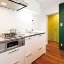 グリーンカラーがお気に入り。団地タイプ間取りを広々とした空間への写真 シンプルホワイトキッチン