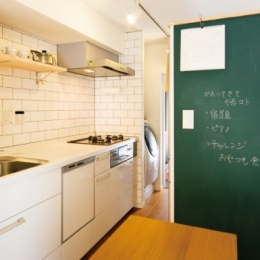 キッチンには黒板塗装の壁を。家族が楽しくつながることを大切に-黒板壁のあるキッチン