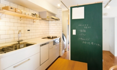 キッチンには黒板塗装の壁を。家族が楽しくつながることを大切に (黒板壁のあるキッチン)