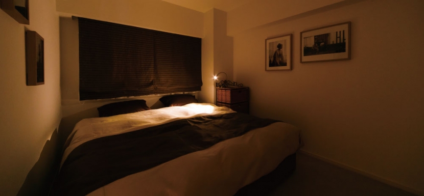 ベッドルーム事例：落ち着いた雰囲気の寝室（フォトスタジオもプライベートギャラリーも。アートを楽しむ住まい。）