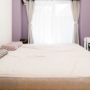 リビングを中心につながる住まい。ナチュラルテイストがお気に入りの写真 薄紫の色彩の綺麗なベッドルーム