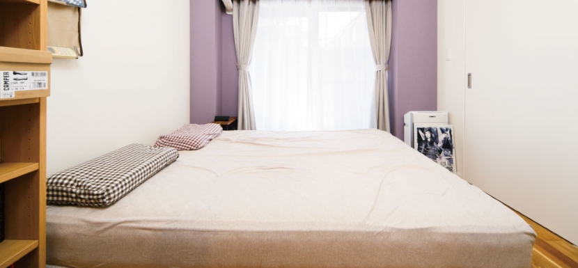 ベッドルーム事例：薄紫の色彩の綺麗なベッドルーム（リビングを中心につながる住まい。ナチュラルテイストがお気に入り）