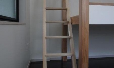 子供部屋　梯子もベッドの構造に一役買っている｜大きな2段ベッドのある子供部屋