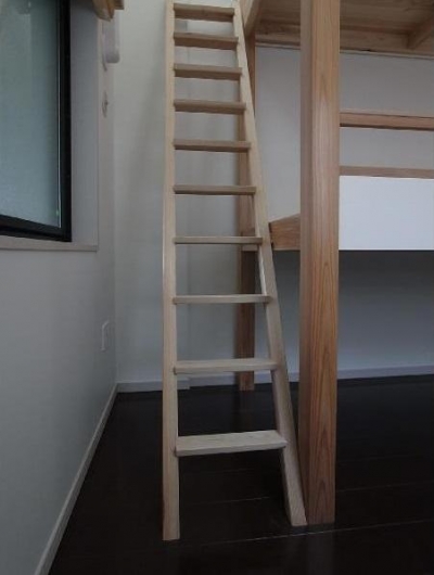 子供部屋　梯子もベッドの構造に一役買っている (大きな2段ベッドのある子供部屋)