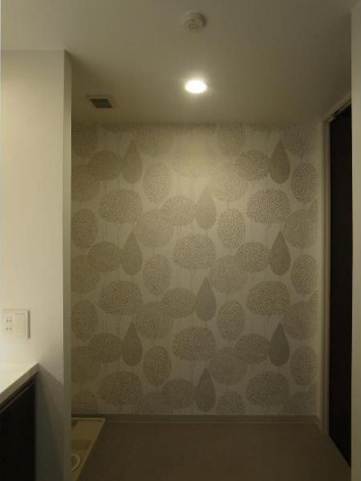 洗面所　内装の模様替え　アクセントの壁紙 (大きな2段ベッドのある子供部屋)