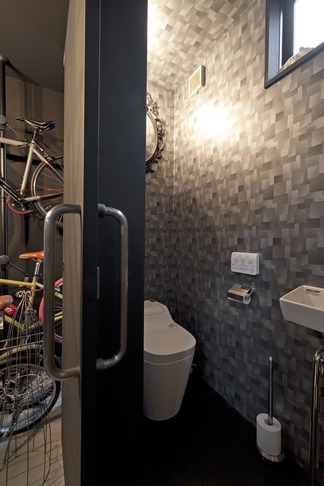 バス/トイレ事例：トイレ（耐震性も断熱性も備えて好みのデザインで。木造をRC造や鉄骨造のような雰囲気に一新）