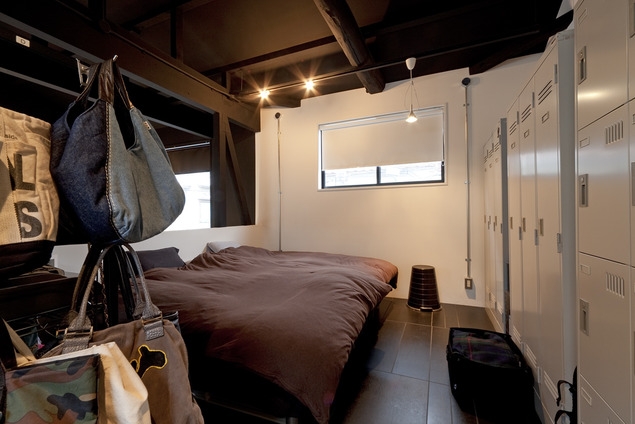 ベッドルーム事例：ベッドルーム（耐震性も断熱性も備えて好みのデザインで。木造をRC造や鉄骨造のような雰囲気に一新）